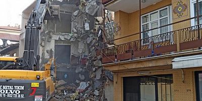 Düzce'de hasarlı binalar yıkılıyor