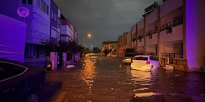 Edremit'te fırtınada deniz ve kara adeta birleşti