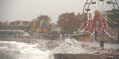 Edremit’te yağış ve lodos hayatı olumsuz etkiledi