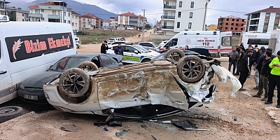 Ehliyetsiz sürücü park halindeki araçlara çarptı: 4 gencin durumu kritik