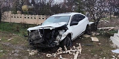 Elazığ'da otomobil mezarlığa girdi: 2 yaralı