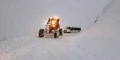 Erzincan’da kar ve tipiden köy yolları kapandı