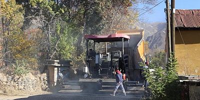  Erzincan’da toprak yollar asfaltla buluşuyor