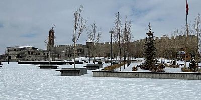 Erzurum'da tarihi alanlar beyaza büründü