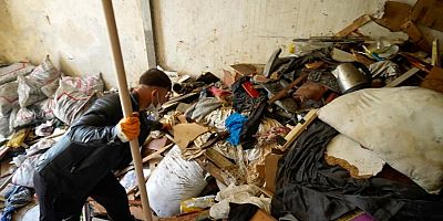 Evden 28 kamyon atık çıktı