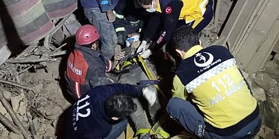  Evinin çatısı başına yıkıldı