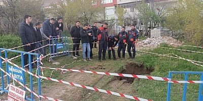 Evlerin arasında oluşan obruk mahalleyi tedirgin etti