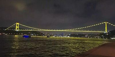 Fatih Sultan Mehmet Köprüsü sarıya büründü