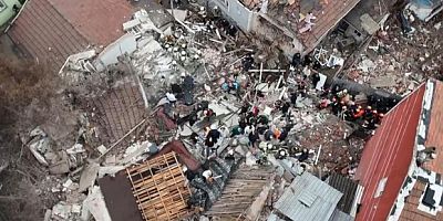 Fatih'te bitişik halde bulunan 2 gece kondu çöktü