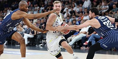 Fenerbahçe final şansını bir sonraki maça bıraktı