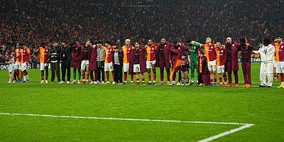 Galatasaraylı futbolcular galibiyeti taraftarıyla kutladı