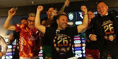 Galatasaraylı futbolculardan, sulu kutlama