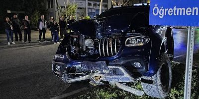 Gazipaşa’da kamyonet refüje çıktı: 2 yaralı