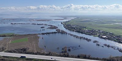 Göl seviyesi yükselince evlerin bahçeleri sular altında kaldı