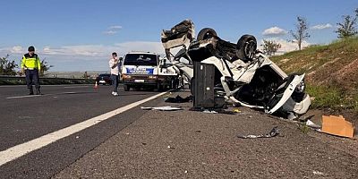 Hafif ticari araç otomobille çarpıştı: 3 ölü, 5 yaralı