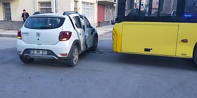 Halk otobüsü ile otomobil çarpıştı: 4 yaralı