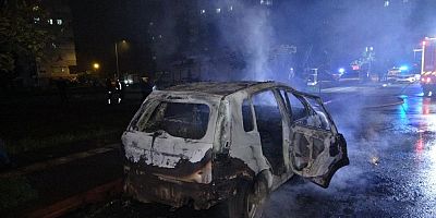 Hem kendinin hem de kız arkadaşının aracını yaktı