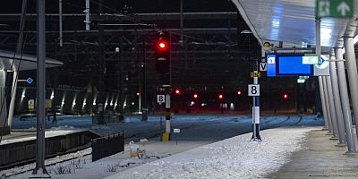 Hollanda'da kar yağışı tren seferlerini durdurdu