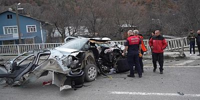 Hurdaya dönen araçtan sağ kurtuldular: 1'i bebek 3 yaralı