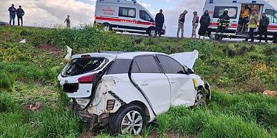 Hurdaya dönen otomobildeki 2 kişi yaralandı