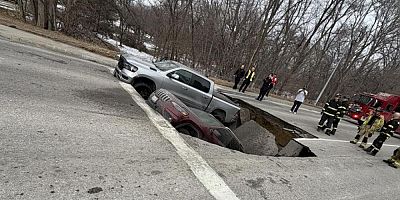 İki araç, yolun aniden çökmesiyle çukura düştü