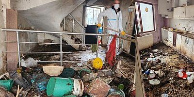 İki katlı çöp evden 9 kamyon çöp çıktı