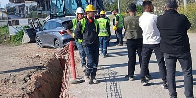İnegöl'de otomobil iş makinasına çarptı: 1 yaralı