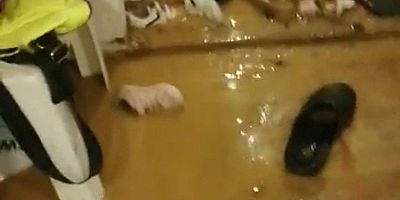 inşaattan taşan su ve çamur bir eve doldu