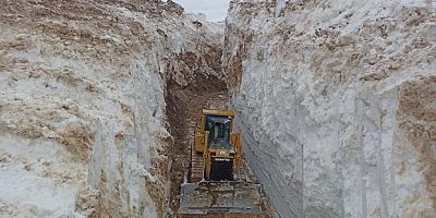 İş makinesi kar tünelleri içinde kayboldu