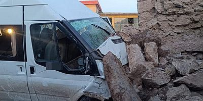 İşçi servisi bahçe duvarına çarptı: 2'si ağır 14 yaralı