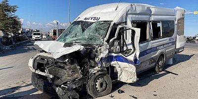 İşçi servisi ile kamyon çarpıştı: 8 yaralı