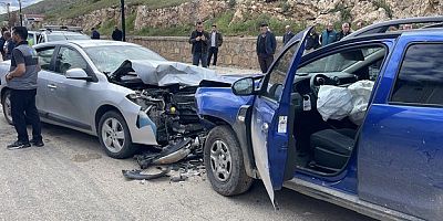 Kafa kafaya çarpıştılar, 8 kişi yaralandı