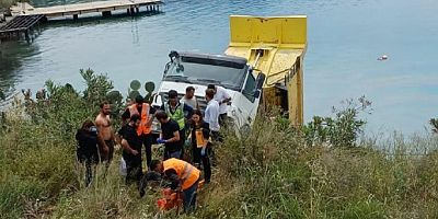 Kamyon denize düştü, 2 kişi yaralandı