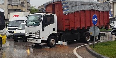 Kamyon ile servis minibüsü çarpıştı 4 kişi yaralandı