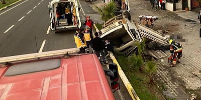 Kamyonet bariyerlere girdi: 2 ölü, 1 yaralı