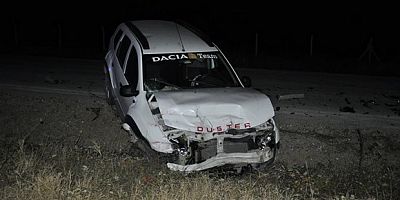  Kamyonet ile otomobil çarpıştı: 2 yaralı