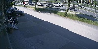 Kamyonetten düşen demir kafes faciaya davetiye çıkardı