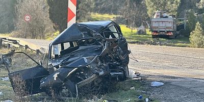 Kamyonla çarpışan otomobil demir yığınına döndü: 1 ölü, 5 yaralı