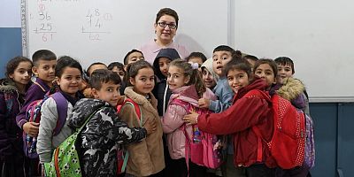 Kanseri yendi, öğrencilerine kavuştu