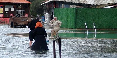 Kaplıca sular altında, vatandaşlar şifa peşinde