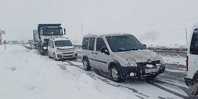 Kar ve tipi ulaşımı aksatıyor