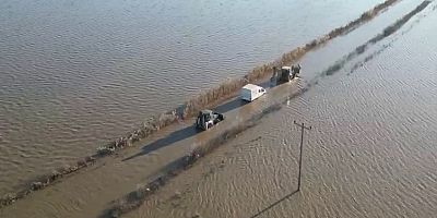 Karacabey'de dere taştı, yol sular altında kaldı