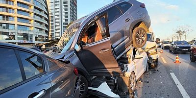 Kartal'da 4 aracın karıştığı zincirleme kaza: 5 yaralı