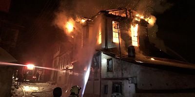 Kastamonu’da üç katlı tarihi konak küle döndü