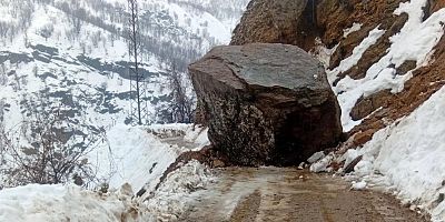 Kayalar yolları kapadı