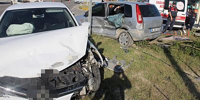 Kayseri’de otomobiller çarpıştı: 1’i ağır 6 yaralı