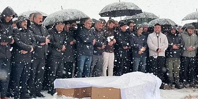 Kazada hayatını kaybeden aile yan yana defnedildi