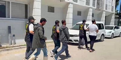 Kendilerini polis olarak tanıtıp vatandaşları dolandırdılar
