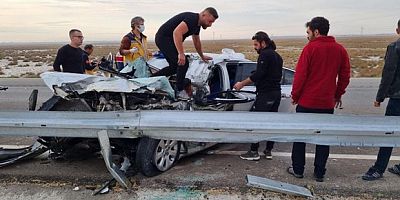 Kimi arabanın üzerine çıktı, kimi levyeyle ayırmaya çalıştı