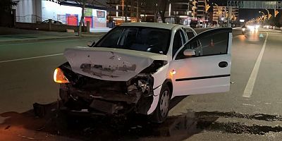 Kırmızı ışıkta bekleyen otomobile çarptı: 1 yaralı